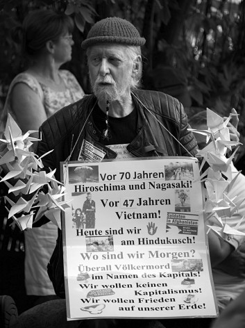 Gedenken an der Berliner Friedensglocke