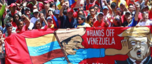 Während die Putschisten an der Grenze für Randale sorgen wollten, erklärte Präsident Nicolás Maduro während einer Demonstration in Caracas gegen die Drohungen der USA den Putsch für gescheitert. (Foto: AVN)