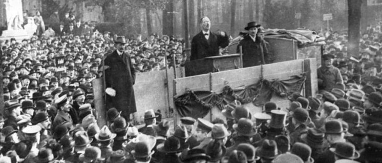 Karl Liebknecht als Redner bei einer Revolutionskundgebung im Dezember 1918 im Berliner Tiergarten (Foto: Bundesarchiv, B 145 Bild-P046271 / Weinrother, Carl / CC-BY-SA 3.0)