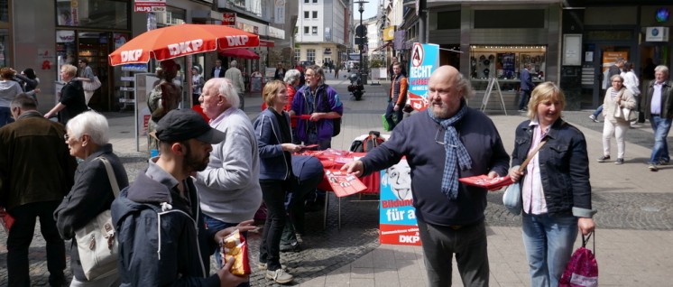 Infostand der DKP in Wuppertal (Foto: UZ)