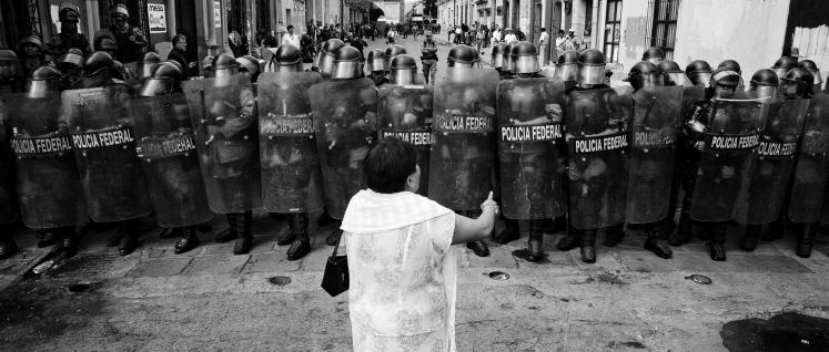 Oaxaca, Mexico, 03.11.06, Protest gegen die Besetzung des Zocalo, des Hauptplatzes der Stadt durch die Nationale Aufstandsbekämpfungspolizei (Foto: (FREELENS Pool) Schultze)