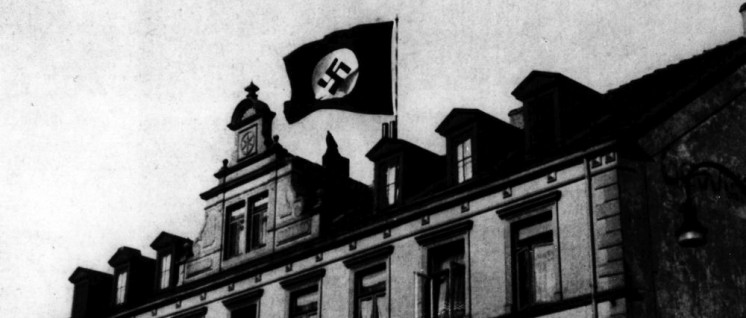 Die Fahne des Terrors über dem Haus der Gewerkschaften: SA-Leute haben am 11. März 1933 das Hakenkreuz über dem Haus des ADGB in Osnabrück aufgezogen. Am 2. Mai stürmten SA, SS und Polizei alle Gewerkschaftshäuser.  (Foto: Rechteinhaber nicht ermittelbar)