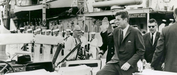 John F. Kennedys Verdienst ist, den dritten Weltkrieg nicht begonnen zu haben. (Foto: [url=https://commons.wikimedia.org/wiki/File:Kennedy_J.F._President_1962_USS_Sautley_Key_West.jpg?uselang=de]Florida Keys--Public Libraries[/url])