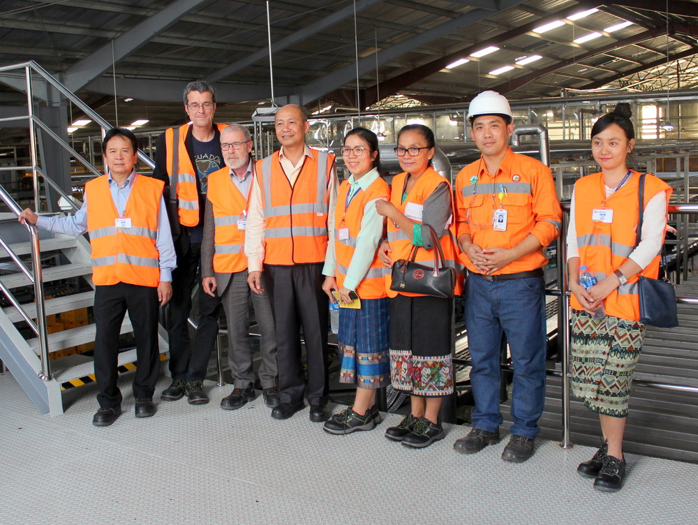 Die DKP-Delegation und ihre Gastgeber im Vorzeigebetrieb „Lao Brewery Company“