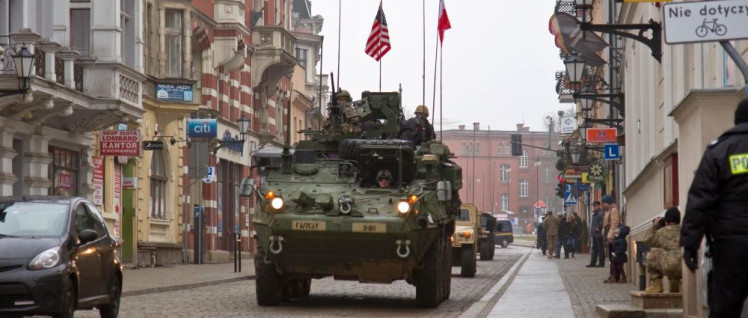 In der Bundesrepublik stationierte US-Truppen werden immer wieder nach Osteuropa verlegt. Hier rollen sie durch Torun in Polen. (Foto: US Army Europe / Public Domain)