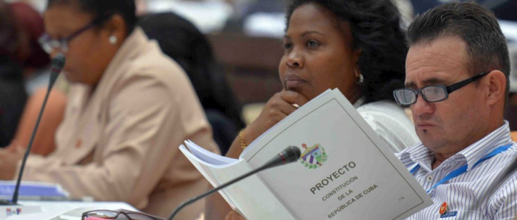 Der Entwurf der neuen Verfassung wird nicht nur, wie hier, im Parlament gelesen (Foto: www.parlamentocubano.cu)