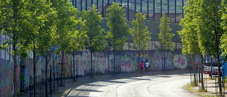 Wofür sind Mauern da? In Belfast dazu, die Arbeiterklasse zu teilen. (Foto: [url=https://www.geograph.ie/photo/5475172]David Dixon / geograph.ie[/url])