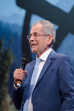 Der neue Bundespräsident Alexander Van der Bellen: „Seine Kampagne hat keine Lösungen aufgezeigt, sondern eine heile Welt plakatiert“, so die KPÖ Steiermark.