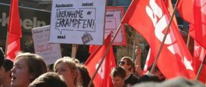 Die Sozialistische Deutsche Arbeiterjugend (SDAJ) forderte beim Aktionstag der IG-Metall-Jugend am 29. September 2014 die Übernahme aller Auszubildenden. (Foto: Andrea Hornung)