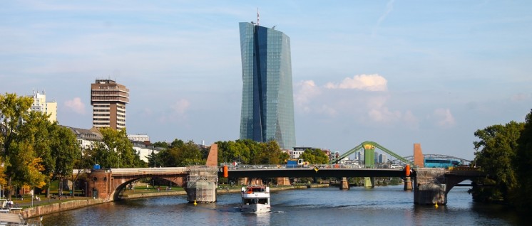 Das Gebäude der EZB in Frankfurt: „Die EZB gewährt allen Eurostaaten einen Schuldenerlass – nur Griechenland nicht.“ (Foto: Yves Mertens, Wikimedia Commons, CC BY-SA 4.0)