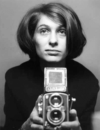 „Die Frau mit der Kamera – Portrait der Fotografin Abisag Tüllmann“. D 2014–92 Minuten. Buch, Regie, Produktion: Claudia von Alemann