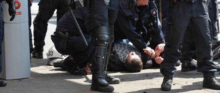Gewalttäter bei G20-Protesten? Hamburger Polizisten nehmen einen Demonstranten fest. (Foto: Gemeinfrei)