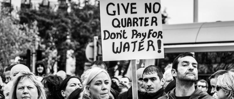 Nicht noch mehr zahlen – Protest gegen Wassergebühren in Dublin. (Foto: William Murphy/flickr.com/CC BY-SA 2.0)