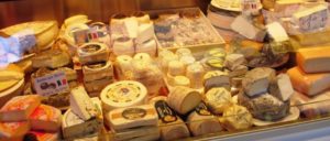 Eine wohlsortierte, also übliche Käsetheke in EU-Landen (Foto: Jens-Olaf Walter / Lizenz: CC BY-NC 2.0)