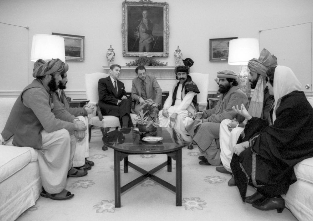 511001 Reagan sitting with people from the Afghanistan Pakistan region in February 1983 - Die afghanische Falle - UZ vom 20. Dezember 2019 - UZ vom 20. Dezember 2019