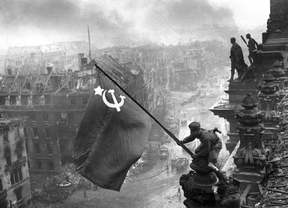 180805a The Soviet flag over the Reichstag 1945 - 1. Mai 1945 - UZ vom 1. Mai 2020 - UZ vom 1. Mai 2020