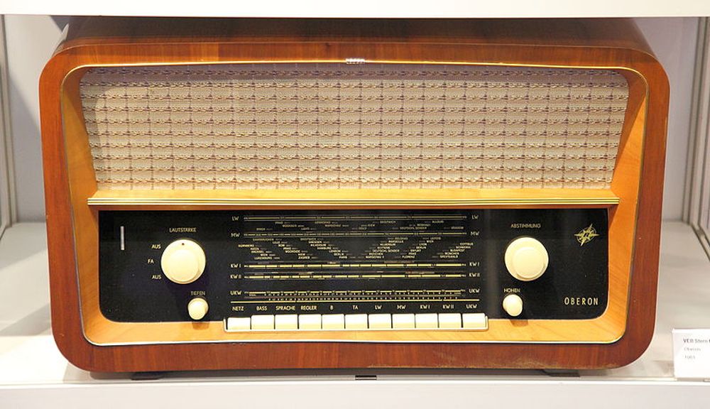 800px Deut2014 14 sches Rundfunk Museum Ausstellung auf der IFA 2012 PD 16 Radioempfänger VEB Stern Radio Rochlitz Oberon 1961 - Roman eines Scheiterns - UZ vom 3. April 2020 - UZ vom 3. April 2020