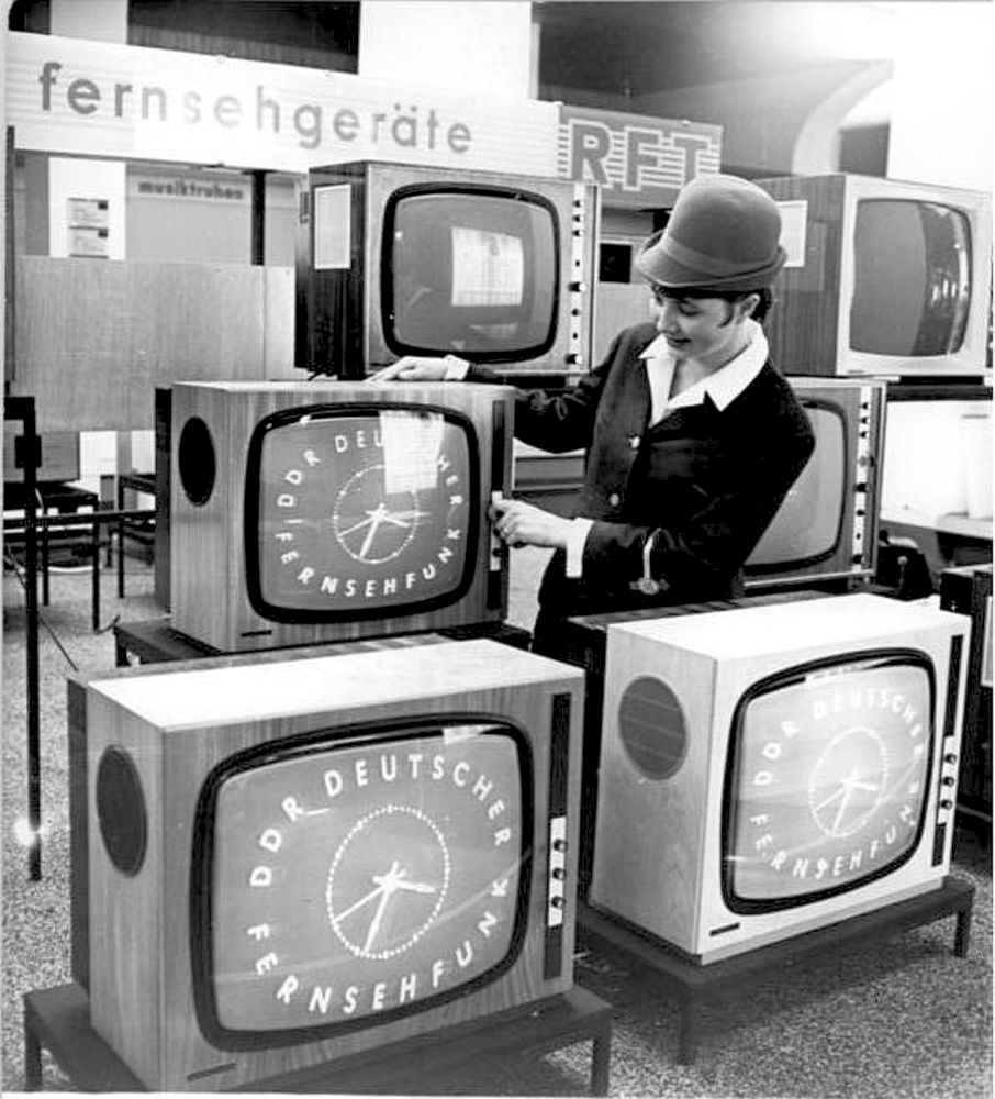 Bundesarchiv Bild 183 G0301 0001 009 Leipzig Messe RFT Sortiment Fernseher - Polemische Konterpropaganda - DDR, Fernsehen - Vermischtes