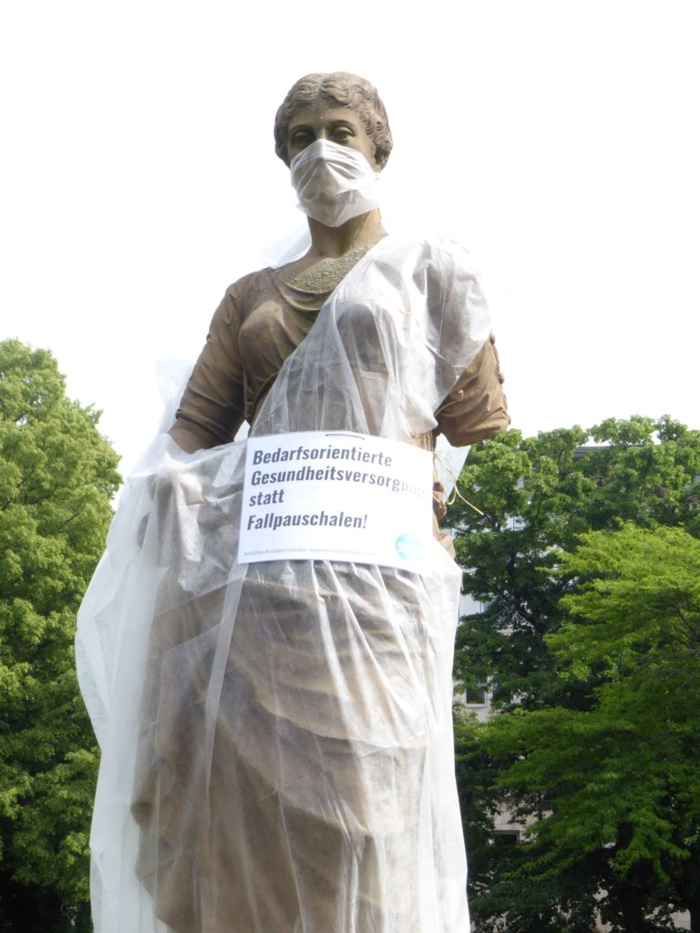 Statue mit Schild - Tag der Pflege in Stuttgart - Pflege - Pflege