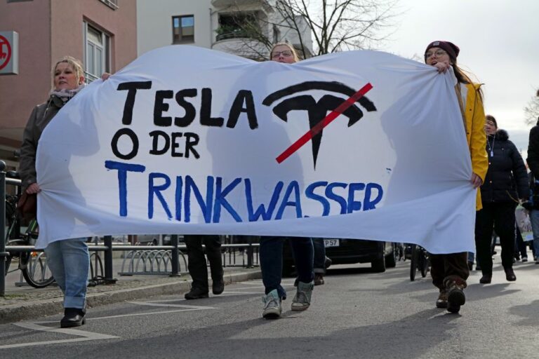 Protest against Tesla factory Erkner 2020 02 22 25 2 - „Giga“-Profitmaschine - Automobilindustrie - Automobilindustrie