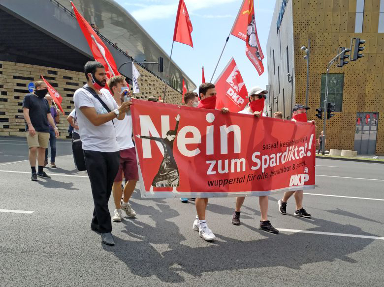321501 wuppertal - „Die Welt bebt – Friedrich Engels lebt!“ - Demonstration, Marxismus - Aktion