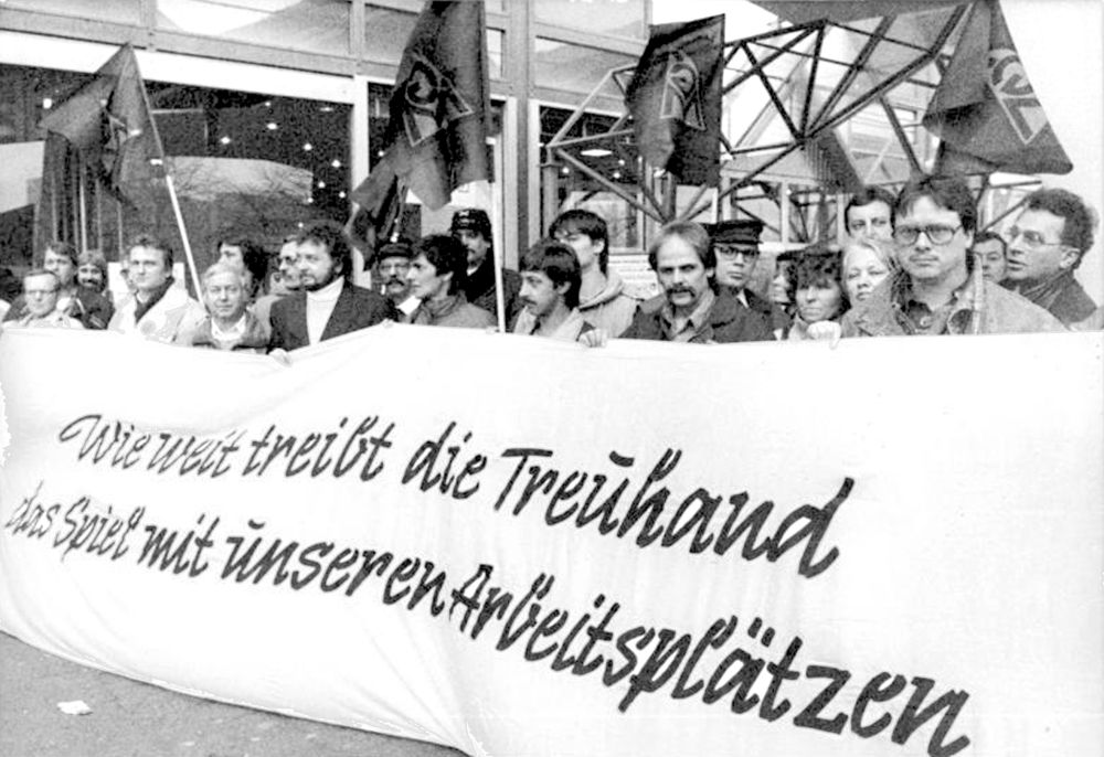 411001a Berlin Stahlwerker protestieren vor Treuhandanstalt - Wie man es dreht und wendet … - UZ vom 9. Oktober 2020 - UZ vom 9. Oktober 2020