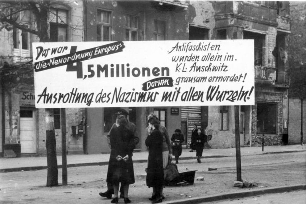 Bundesarchiv Bild 183 2005 0901 517 Berlin Neukölln Anti NS Transparent - Für eine friedliche Zukunft - KPD - Theorie & Geschichte