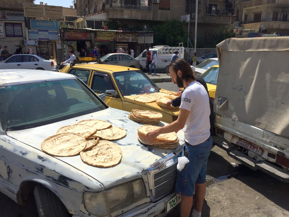 Direkt aus dem Ofen. Wenn das Brot verkauft wird ist es noch heiss wird zum Abkuehlen ausgelegt - Damaskus im September 2020 - UZ vom 30. Oktober 2020 - UZ vom 30. Oktober 2020