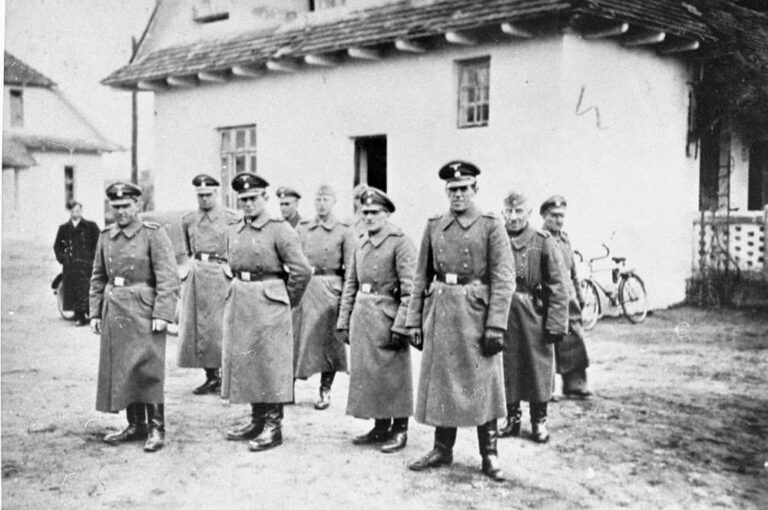 1 oben SS Offiziere Auschwitz 1942 - Dem Vergessen entrissen - Fernsehen - Fernsehen
