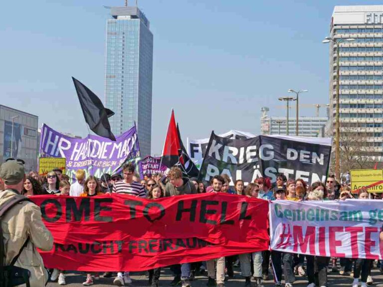 080101 Front of the Mietenwahnsinn demonstration in Berlin 06 04 2019 03 a - Kein Recht auf Profit - Mietenwahnsinn - Mietenwahnsinn