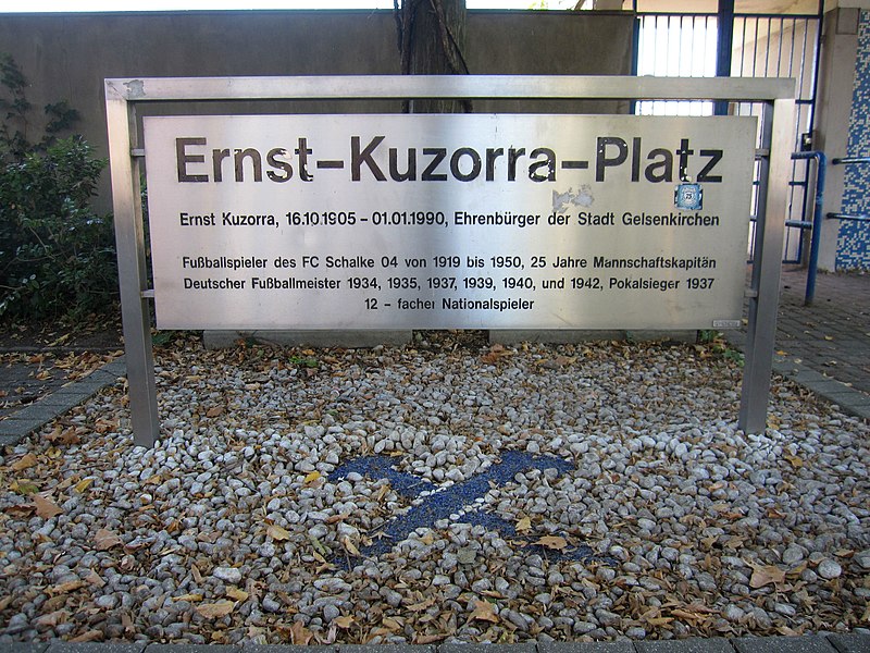800px Gedenktafel Ernst Kuzorra Platz in Gelsenkirchen - Wirklich entzückend - UZ vom 26. Februar 2021 - UZ vom 26. Februar 2021