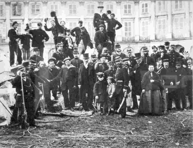 141001 Commune de Paris curieux sur la colonne Vendome - Die Pariser Arbeiterklasse an der Macht - Geschichte der Arbeiterbewegung - Geschichte der Arbeiterbewegung
