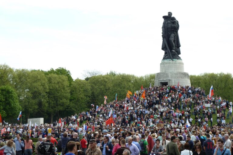 Treptower Ehrenmal Tag des Sieges 2015 01 - Antifaschismus heißt Frieden und Freundschaft mit Russland - Geschichte der Arbeiterbewegung - Geschichte der Arbeiterbewegung