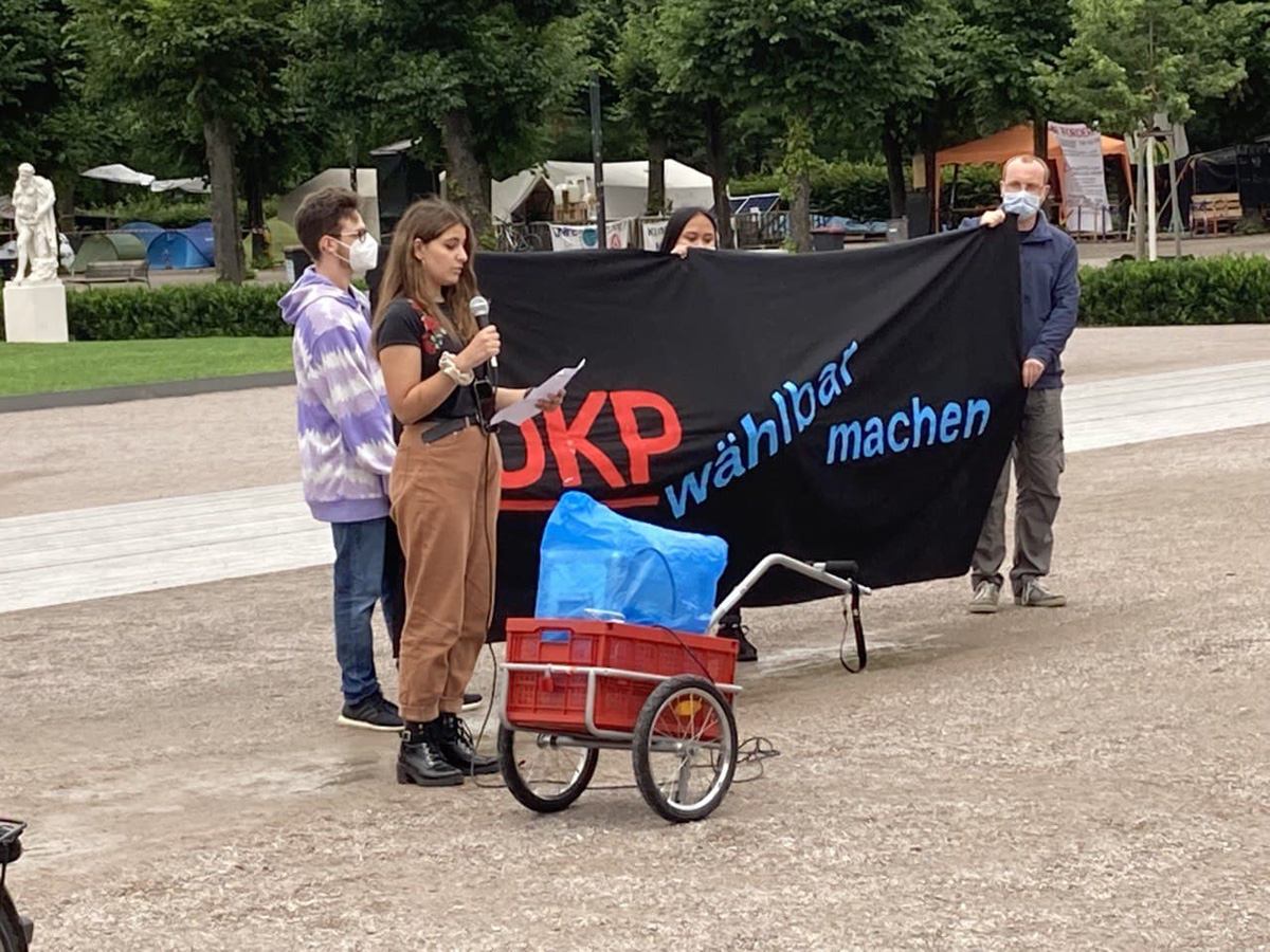 290503 bildmeldung - Protestaktion gegen das kalte Verbot der DKP - DKP, Repression - Politik