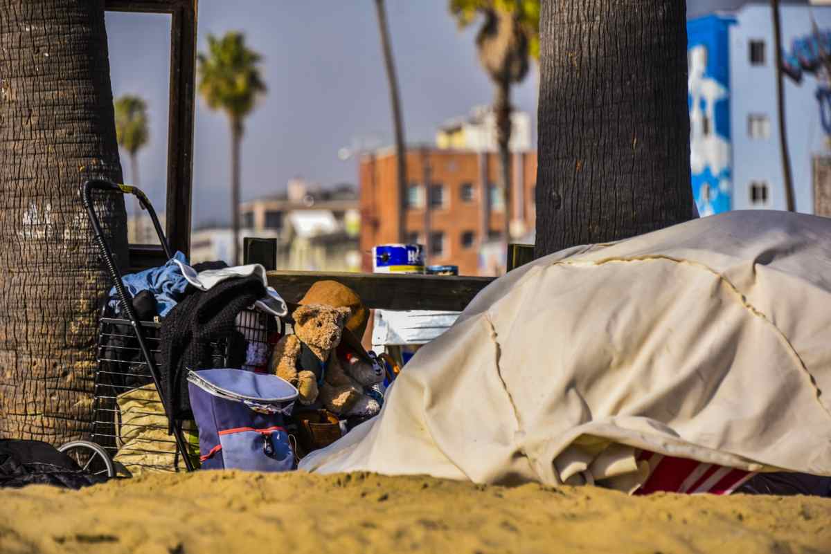 homelessness on beach 1 - Überschaubarer Teilerfolg - Mieten/Wohnen, USA - Internationales
