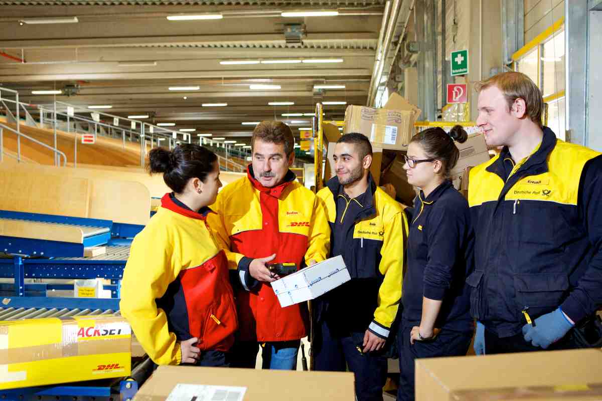 441201 dhl deutsche post trainees tutor parcel sorting machine - Picker, Packer und Docker - UZ vom 5. November 2021 - UZ vom 5. November 2021