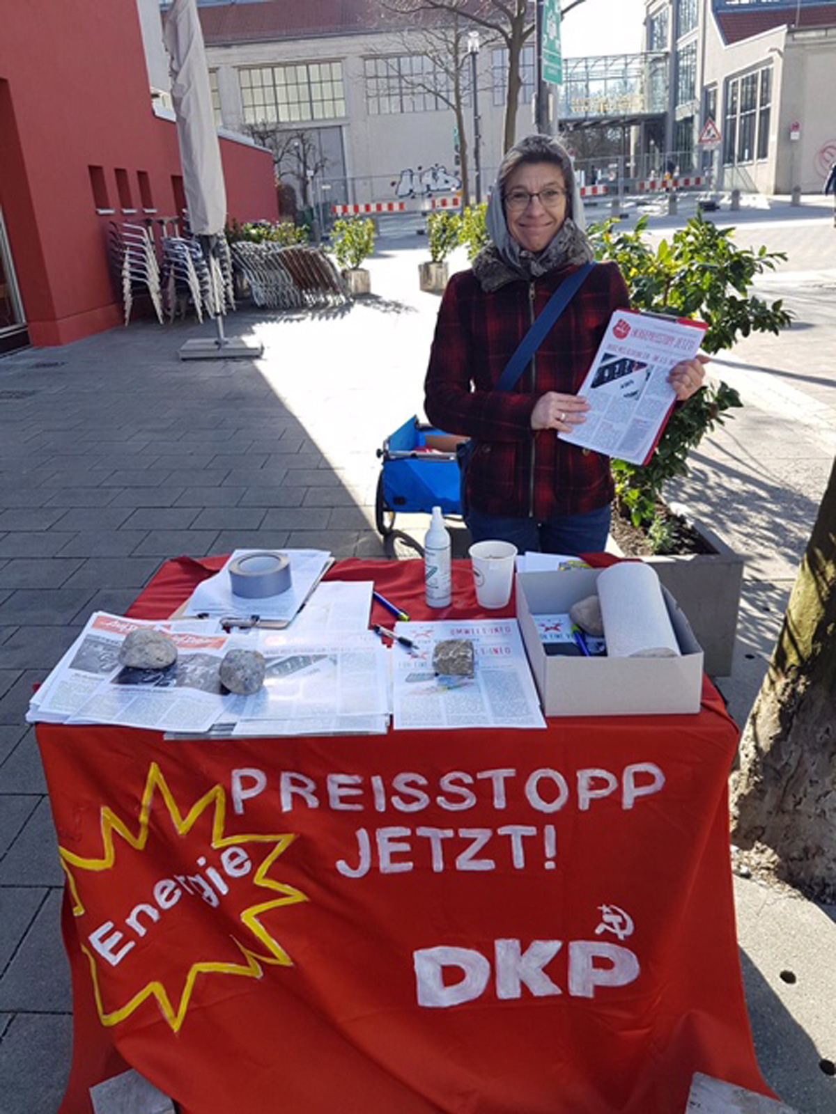 070303 Bildmeldung 1 - „Energiepreisstopp jetzt“-Kampagne im Münchner Westend - UZ vom 18. Februar 2022 - UZ vom 18. Februar 2022