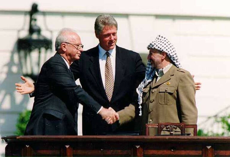 091001 Bill Clinton Yitzhak Rabin Yasser Arafat at the White House 1993 09 13 - Knochenbrecher und Friedensnobelpreisträger - Geschichte der Arbeiterbewegung - Geschichte der Arbeiterbewegung