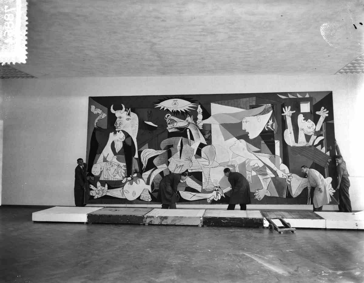 1711 Plaatsen Guernica van Picasso in Stedelijk Museum Bestanddeelnr 907 8864 - Gegen die Barbarei - UZ vom 29. April 2022 - UZ vom 29. April 2022