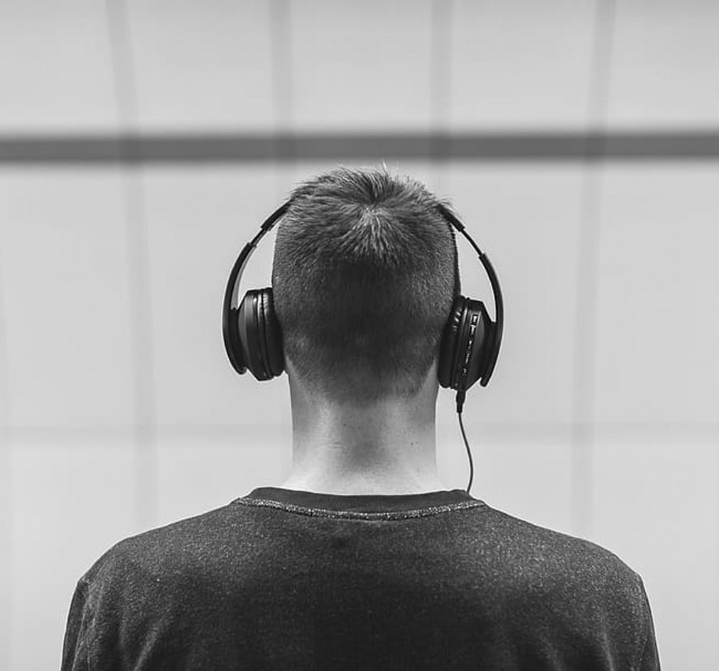 1804 people man headphones music - Nicht zu früh freuen - UZ vom 6. Mai 2022 - UZ vom 6. Mai 2022