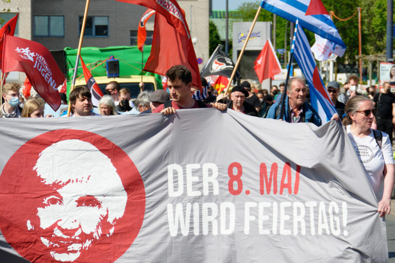 8 - 350 demonstrieren am Tag der Befreiung durch Dortmund - Geschichte der Arbeiterbewegung - Geschichte der Arbeiterbewegung