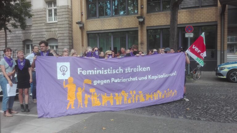 Prozessbegleitung Stuttgart 15082022 - „Wir sind alle lila Socken!“ - Internationaler Frauentag - Internationaler Frauentag