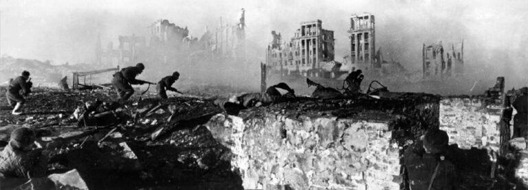 RIAN archive 44732 Soviet soldiers attack house - Nicht für möglich gehaltene Niederlage - Schlacht von Stalingrad - Schlacht von Stalingrad