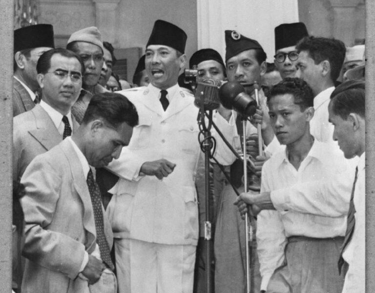 070802b Indonesie Soekarno na het uitroepen van de republiek Indonesia 1945 Bestanddeelnr 924 8282 WEB - Vergessen gemachtes Massaker - Massaker - Massaker