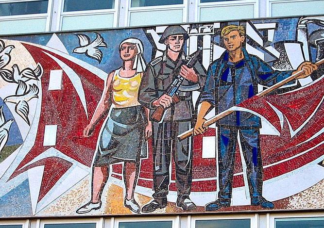 1024px Berlin Haus des Lehrers Mosaik Ost b WEB - Ihr „Frieden“ ist Krieg - DDR - DDR