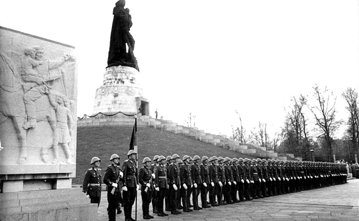 1913 Bundesarchiv Bild 183 37968 0010 Berlin Treptow sowjetisches Ehrenmal NVA - Mutig für den Frieden - UZ vom 12. Mai 2023 - UZ vom 12. Mai 2023