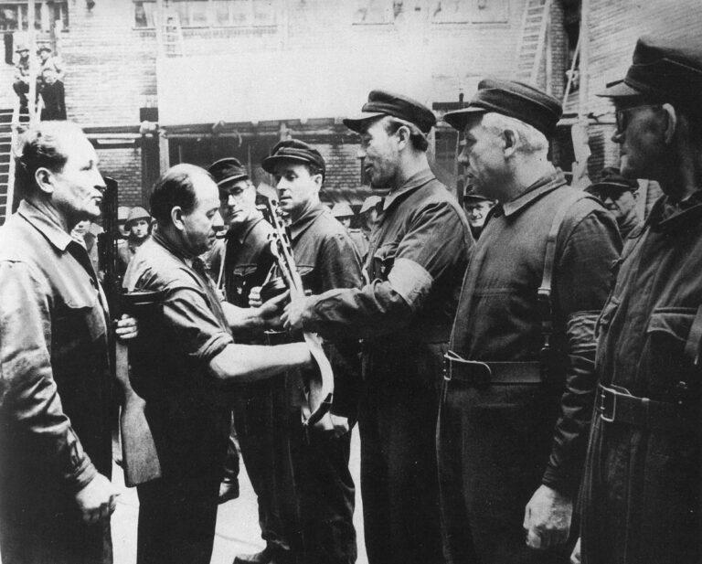 2310 Als Antwort auf den konterrevolutionaeren Putschversuch am 17 Juni 1953 begann der Aufbau der Kampfgruppen der Arbeiterklasse - „Sieben Uhr früh am Strausberger Platz“ - 17. Juni 1953 - 17. Juni 1953