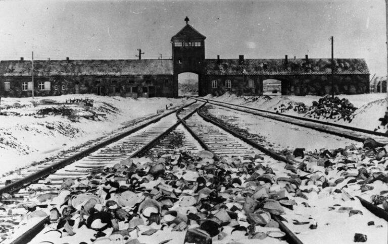 Bundesarchiv B 285 Bild 04413 KZ Auschwitz Einfahrt - Der vergessene Holocaust - Sinti und Roma - Sinti und Roma