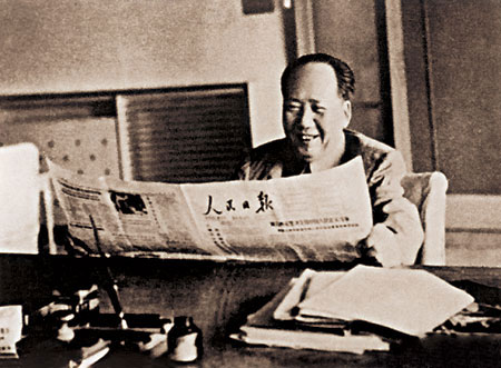 12 13 1961 Mao Zedong reading Peoples Daily in Hangzhou 2 - Die Wahrheit in den Tatsachen suchen - Kulturrevolution - Kulturrevolution