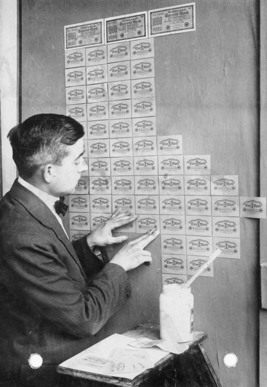 4010 Bundesarchiv Bild 102 00104 Inflation Tapezieren mit Geldscheinen - Herbst 1923 – Vorspiel zum Aufstand - UZ vom 6. Oktober 2023 - UZ vom 6. Oktober 2023